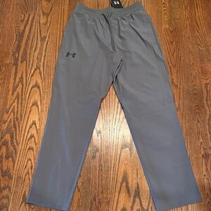 Under Armour men’s pants size medium. Dri- fit windbreaker material.